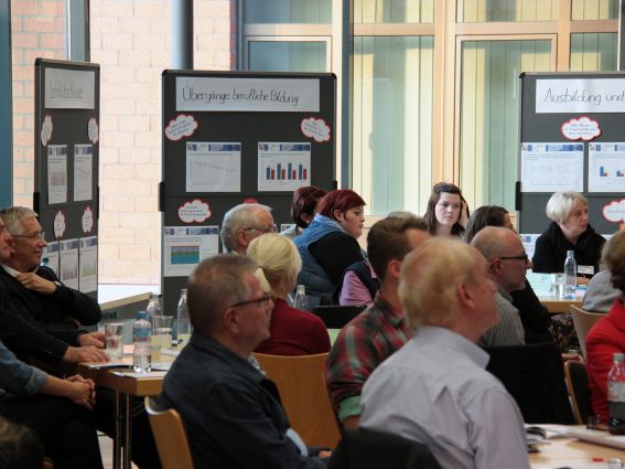 Berufsbildungs- und Integrationsbericht im Berufskolleg Schloß Neuhaus vorgestellt (© Foto: Kreis Paderborn Johanna Leifeld)